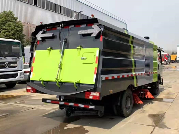 江铃8方扫路车