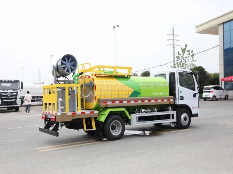 东风多利卡5吨洒水车