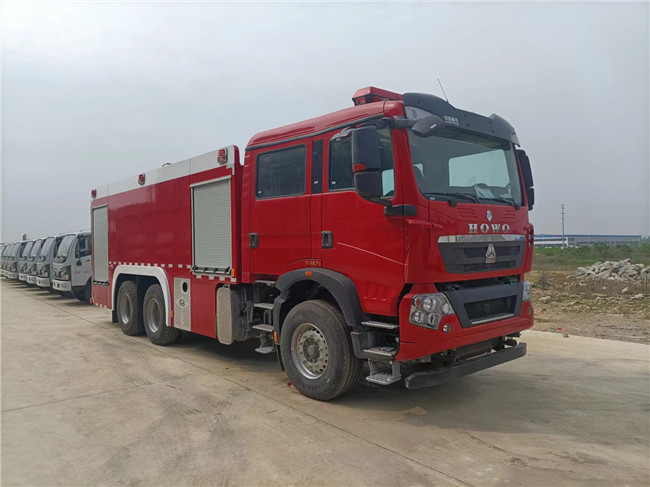 重汽豪沃16m³泡沫消防车