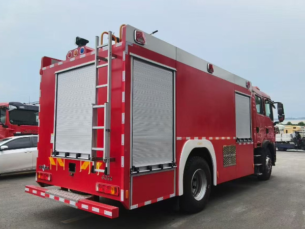 重汽豪沃8m³泡沫消防车