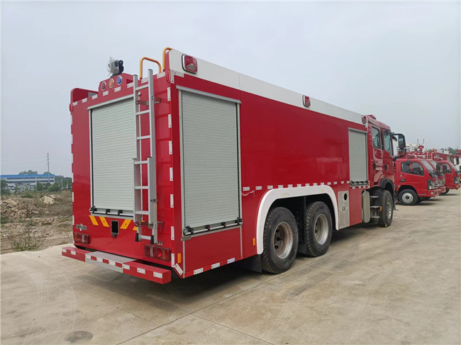 重汽豪沃16m³泡沫消防车