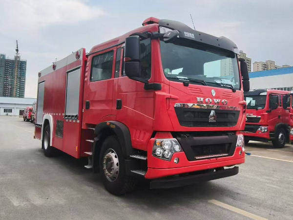 重汽豪沃8m³泡沫消防车