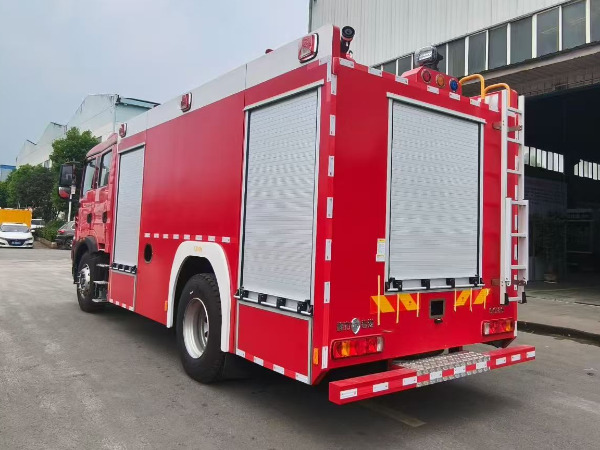 重汽豪沃8m³泡沫消防车