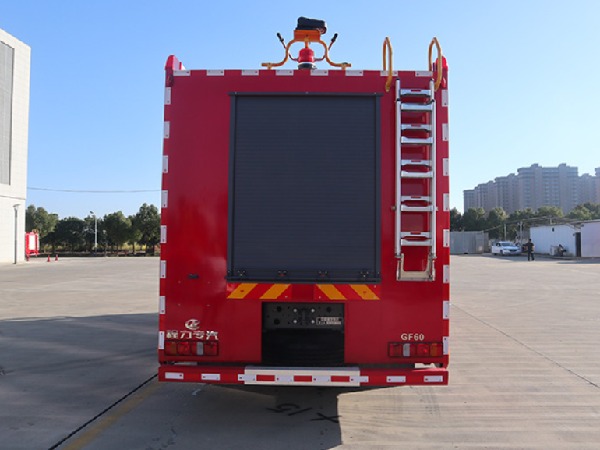 重汽豪沃6m³干粉消防车