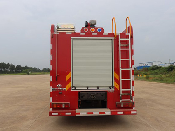 重汽豪沃7.5m³压缩空气泡沫消防车
