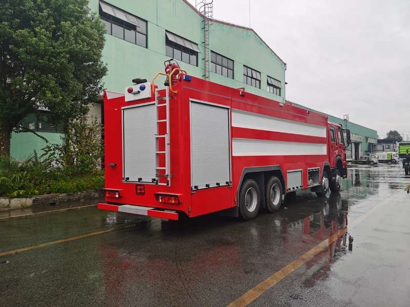 国三重汽豪沃25吨水罐消防车